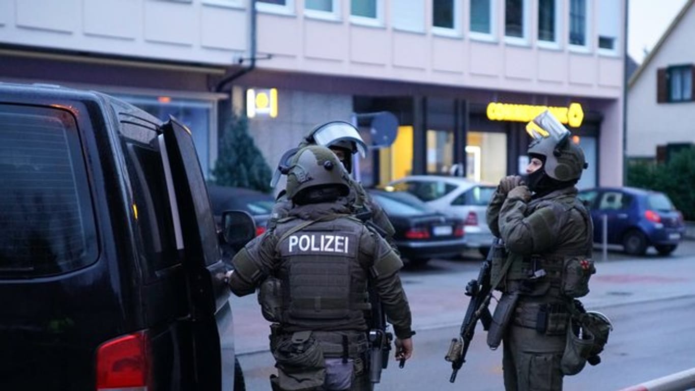 Die Polizei sucht nach einer Auseinandersetzung mit zwei Verletzten im Kreis Esslingen nach drei Flüchtigen.
