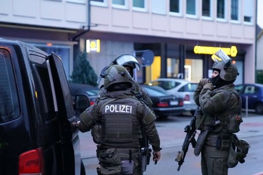 Die Polizei sucht nach einer Auseinandersetzung mit zwei Verletzten im Kreis Esslingen nach drei Flüchtigen.