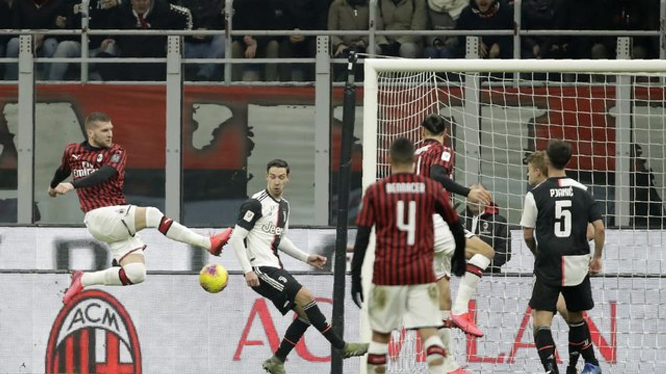 Ante Rebic (l) vom AC Mailand erzielt das 1:0 für seine Mannschaft gegen Juventus Turin.