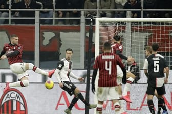 Ante Rebic (l) vom AC Mailand erzielt das 1:0 für seine Mannschaft gegen Juventus Turin.