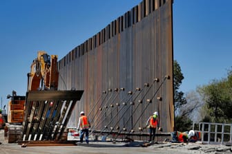 Die Grenzmauer wird aufgestellt (Archivbild): Das Pentagon will Milliarden für den Bau von Trumps Grenzmauer umwidmen.