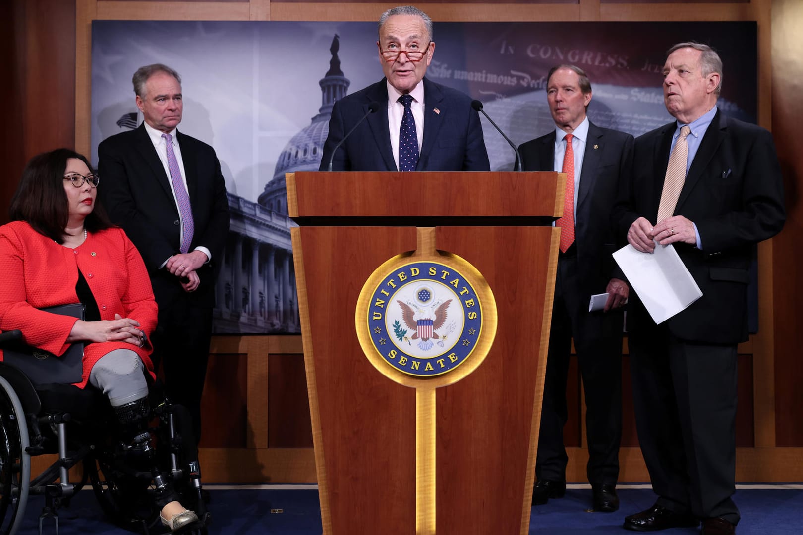 Der Demokrat Chuck Schumer hält eine Pressekonferenz: Der Senat hat eine Resolution verabschiedet, die dem US-Präsidenten nicht gefallen dürfte.