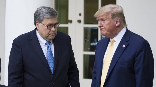 Justizminister William Barr und Präsident Trump stehen vor dem Weißen Haus. Justizminister William Barr und Präsident Trump stehen vor dem Weißen Haus.