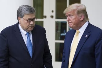 Justizminister William Barr und Präsident Trump stehen vor dem Weißen Haus.