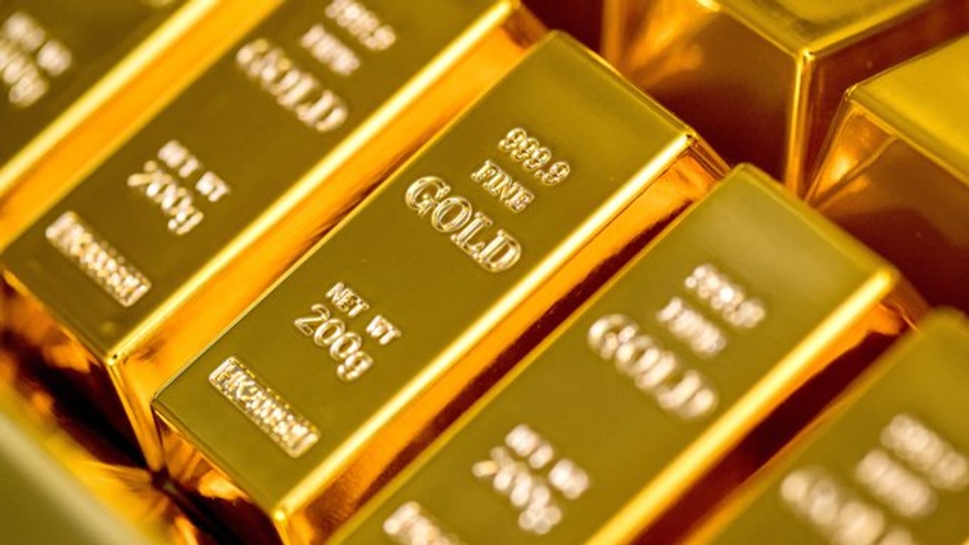Nicht alles was glänzt, ist Gold: Wer über Sparpläne in Edelmetall investiert, sollte vorsichtig sein.