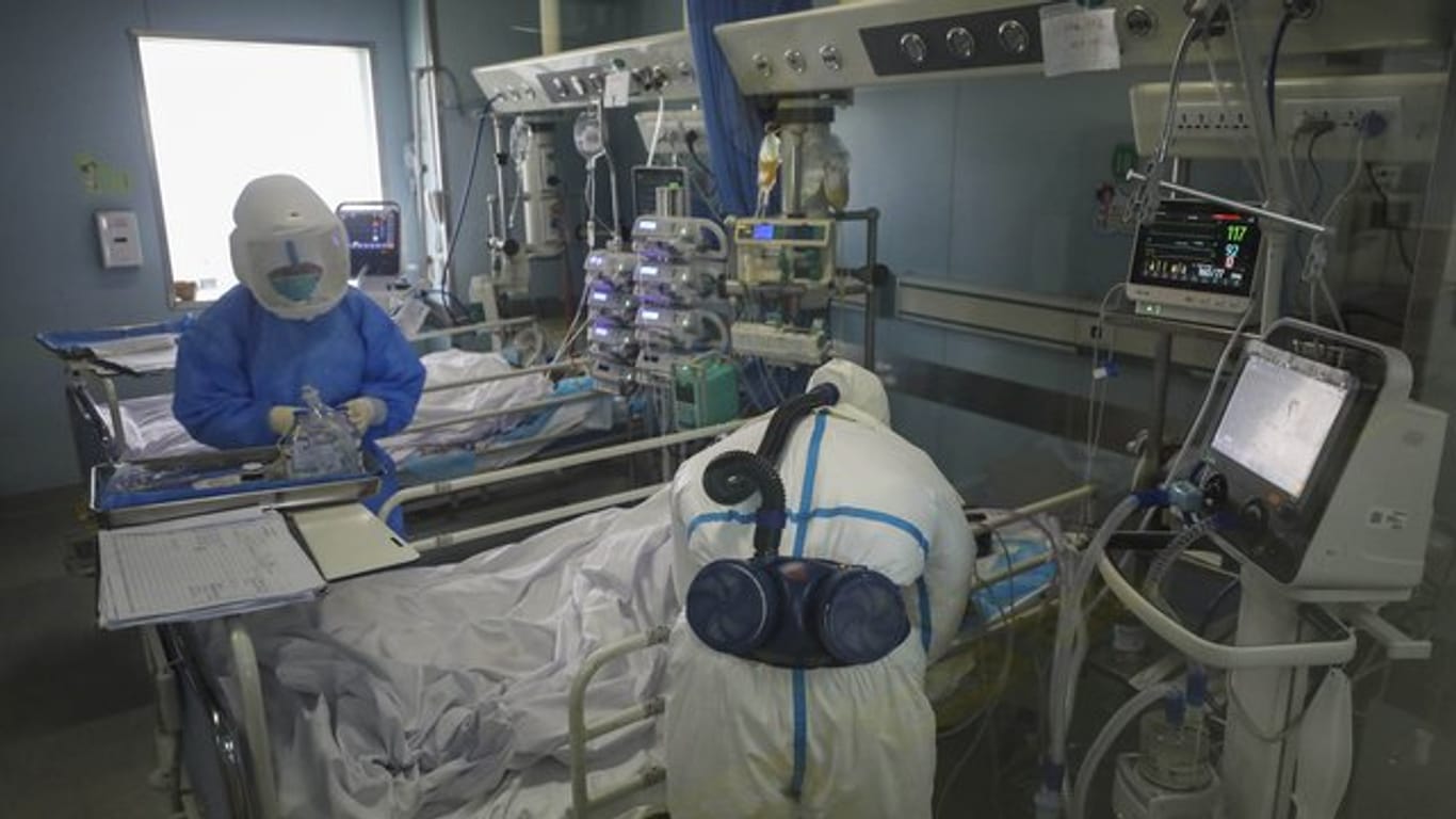 Medizinisches Personal untersucht den Zustand eines Patienten im Krankenhaus Jinyintan in Wuhan.