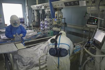 Medizinisches Personal untersucht den Zustand eines Patienten im Krankenhaus Jinyintan in Wuhan.