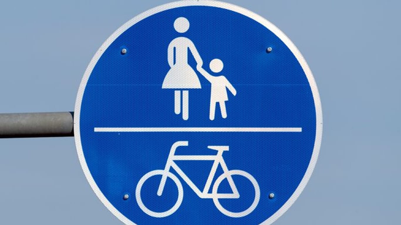 Auf kombinierten Geh- und Radwegen müssen Radler hingegen jede Gefährdung der Fußgänger ausschließen.