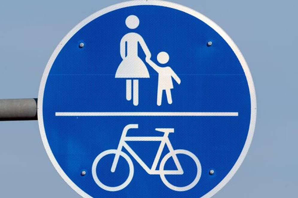 Auf kombinierten Geh- und Radwegen müssen Radler hingegen jede Gefährdung der Fußgänger ausschließen.