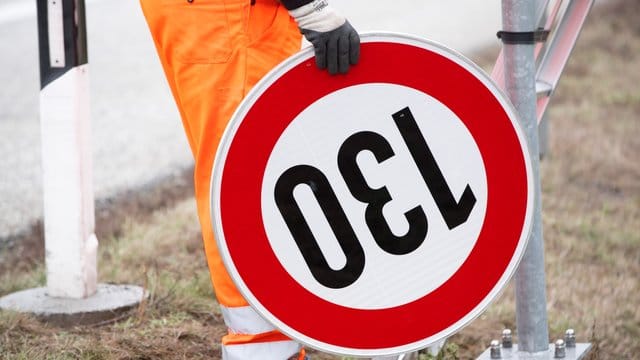 Der Umweltausschuss schlägt vor, dass eine generelle Geschwindigkeitsbeschränkung von 130 Kilometern pro Stunde auf Autobahnen gelten soll. Der Umweltausschuss schlägt vor, dass eine generelle Geschwindigkeitsbeschränkung von 130 Kilometern pro Stunde auf Autobahnen gelten soll.