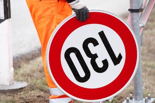 Der Umweltausschuss schlägt vor, dass eine generelle Geschwindigkeitsbeschränkung von 130 Kilometern pro Stunde auf Autobahnen gelten soll.