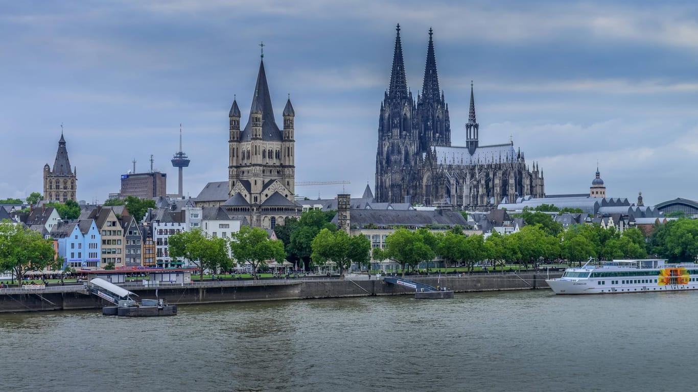 Blick auf die Frankenwerft in Köln: Hier ist eine Frau in den Rhein gestürzt.