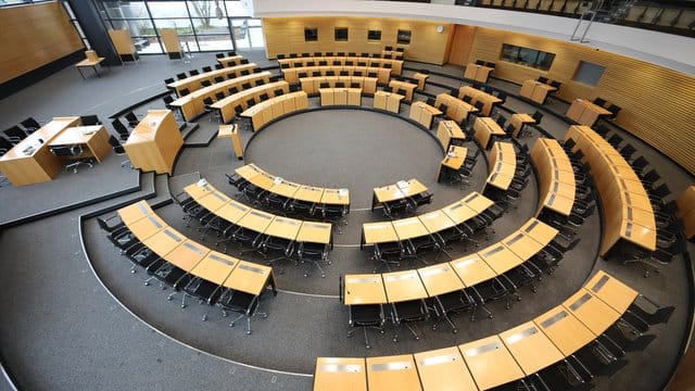Eine Mehrheit der Thüringer ist nach der umstrittenen Ministerpräsidentenwahl einer Umfrage zufolge für eine Auflösung des Landtags. Eine Mehrheit der Thüringer ist nach der umstrittenen Ministerpräsidentenwahl einer Umfrage zufolge für eine Auflösung des Landtags.
