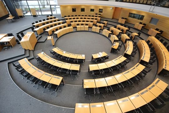 Eine Mehrheit der Thüringer ist nach der umstrittenen Ministerpräsidentenwahl einer Umfrage zufolge für eine Auflösung des Landtags.