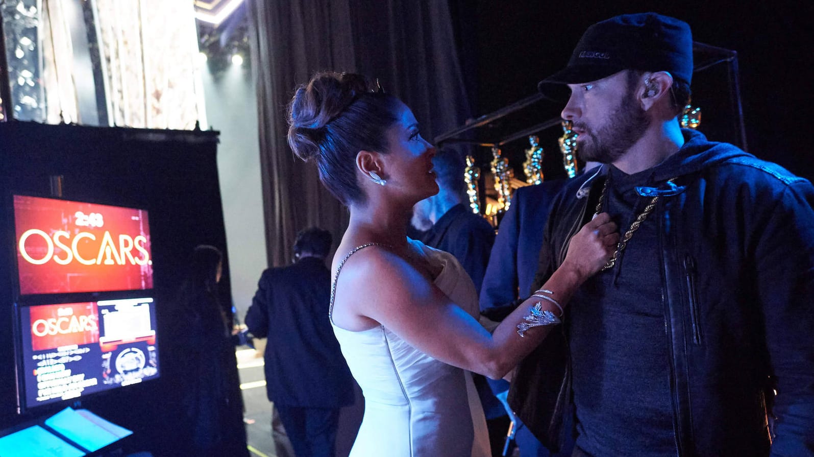 Salma Hayek und Eminem backstage: Bei den Oscars trafen die beiden auf kuriose Art aufeinander.