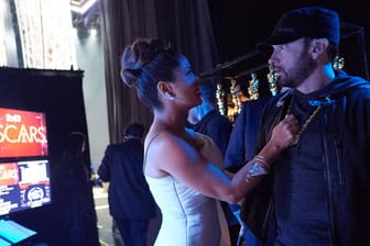 Salma Hayek und Eminem backstage: Bei den Oscars trafen die beiden auf kuriose Art aufeinander.