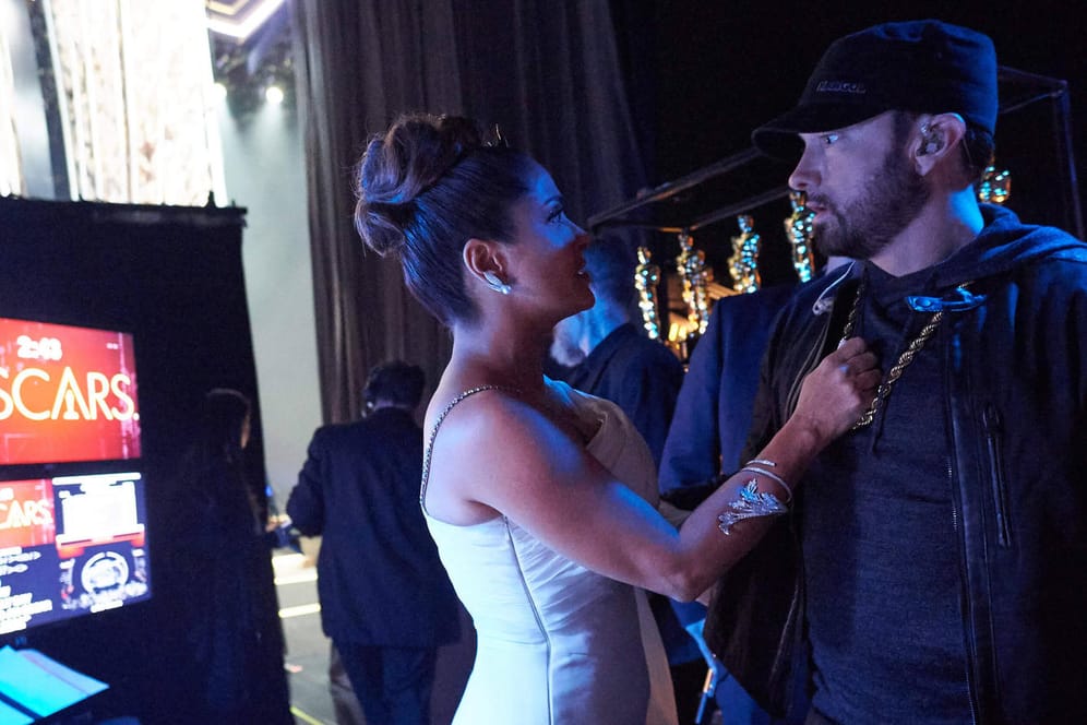 Salma Hayek und Eminem backstage: Bei den Oscars trafen die beiden auf kuriose Art aufeinander.