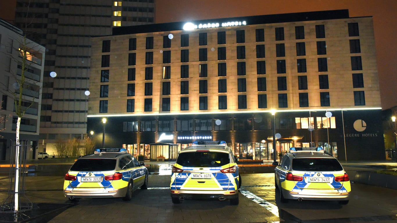 Polizeifahrzeuge stehen vor einem Gebäude: In Bielefeld wurde ein Hotel evakuiert.