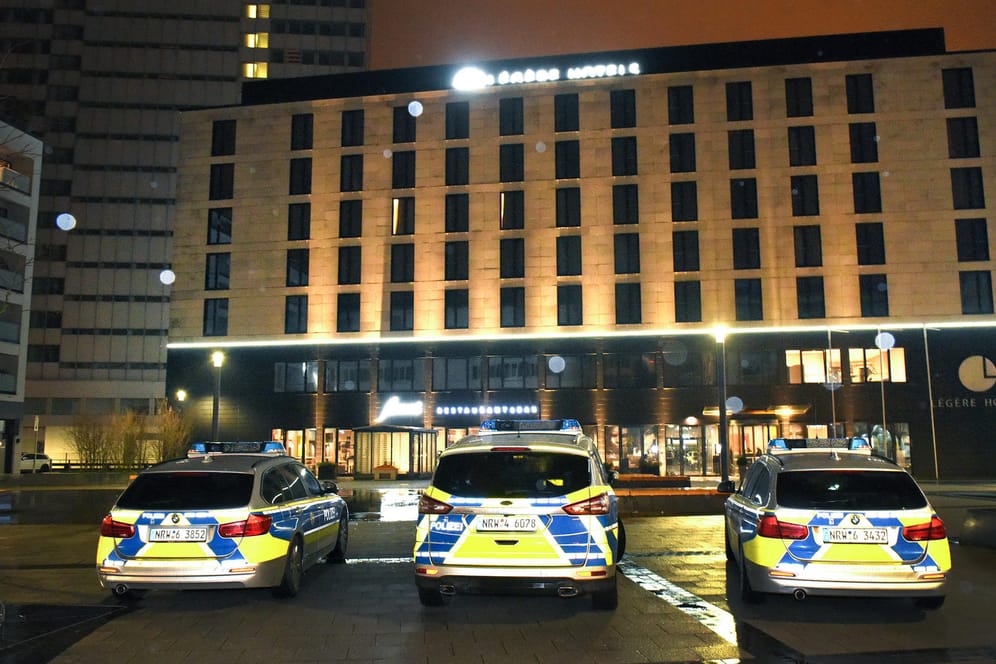 Polizeifahrzeuge stehen vor einem Gebäude: In Bielefeld wurde ein Hotel evakuiert.