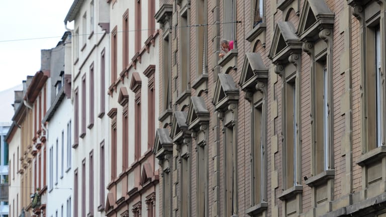 Mietwohnungen in Frankfurt: Der Bundestag hat die Mietbreisbremse verlängert und verschärft.