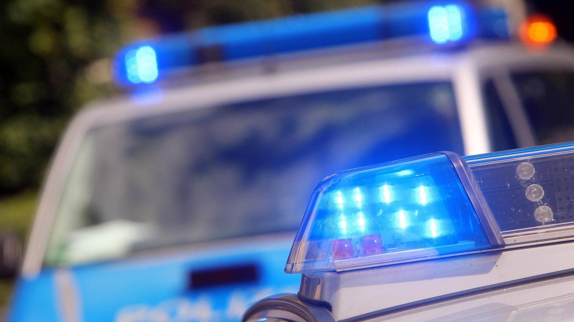 Blaulicht leuchtet auf Einsatzwagen der Polizei (Symbolbild): Auf der A71 bei Erfurt ist ein Autofahrer am Steuer eingeschlafen.