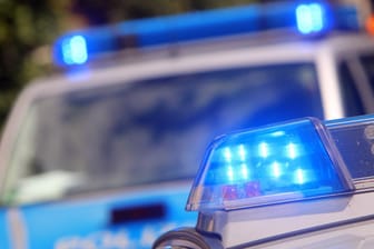 Blaulicht leuchtet auf Einsatzwagen der Polizei (Symbolbild): Auf der A71 bei Erfurt ist ein Autofahrer am Steuer eingeschlafen.