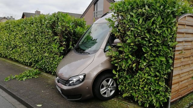 Rückwärts in die Hecke: Ungewöhnlicher Einsatz für die Feuerwehr in Ahlen nach einem missgückten Fahrmanöver einer Frau.