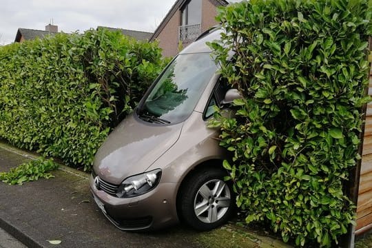 Rückwärts in die Hecke: Ungewöhnlicher Einsatz für die Feuerwehr in Ahlen nach einem missgückten Fahrmanöver einer Frau.