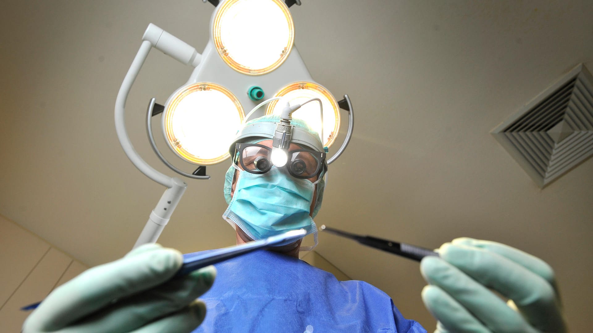 Arzt mit OP-Besteck (Symbolbild): Das Bonner Uniklinikum überträgt drei Herz-OPs live zum Fachärztekongress nach Mailand. Arzt mit OP-Besteck (Symbolbild): Das Bonner Uniklinikum überträgt drei Herz-OPs live zum Fachärztekongress nach Mailand.