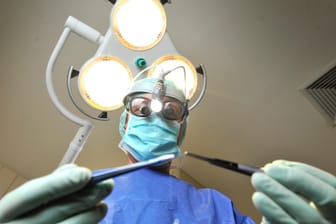 Arzt mit OP-Besteck (Symbolbild): Das Bonner Uniklinikum überträgt drei Herz-OPs live zum Fachärztekongress nach Mailand.