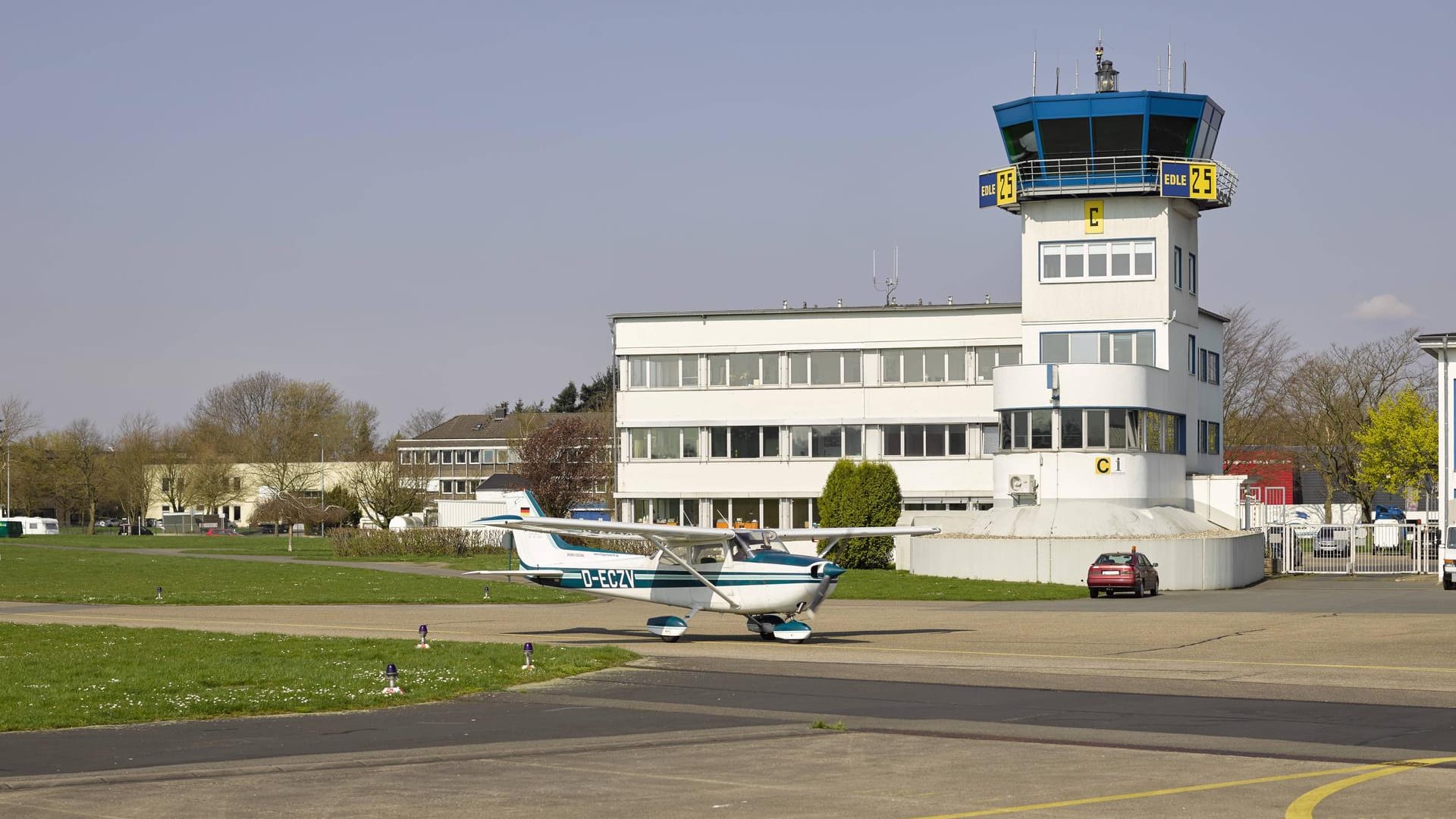 Ein Sportflugzeug auf dem Flughafen Essen-Mülheim: Der Stadtrat Mülheim hat einen Weiterbetrieb beschlossen.