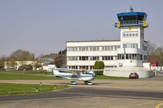 Ein Sportflugzeug auf dem Flughafen Essen-Mülheim: Der Stadtrat Mülheim hat einen Weiterbetrieb beschlossen.