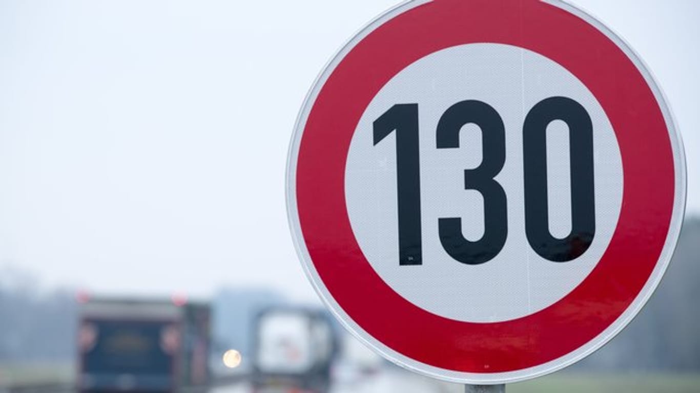 Der Umweltausschuss schlägt ein Tempolimit von 130 km/h auf Autobahnen vor.
