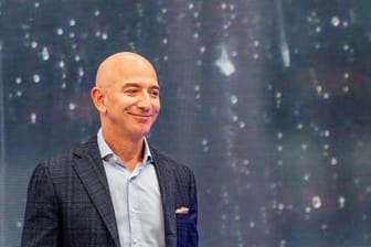Jeff Bezos, Chef von Amazon hat gegen seinen Rivalen Microsoft in einem erbitterten Streit um die Auftragsvergabe des Pentagon einen Teilerfolg verbucht.