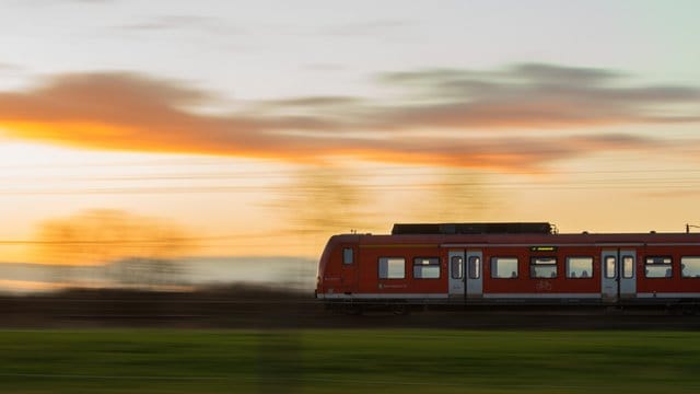 Der Bund stockt seine Milliarden-Zuschüsse für den Regionalverkehr mit Bussen und Bahnen in ganz Deutschland deutlich auf. Der Bund stockt seine Milliarden-Zuschüsse für den Regionalverkehr mit Bussen und Bahnen in ganz Deutschland deutlich auf.