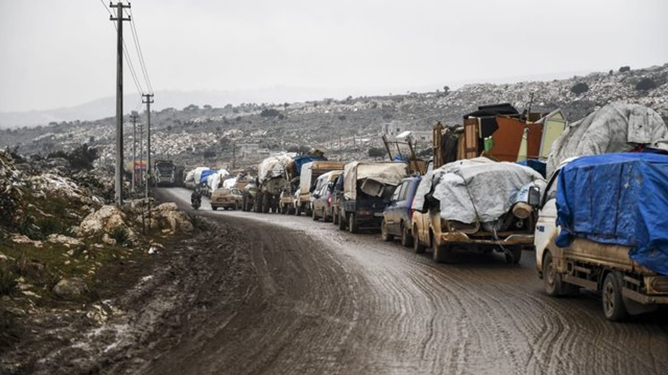 Zivilisten fliehen mit ihren Habseligkeiten aus dem umkämpften Idlib.