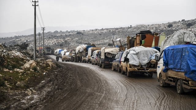 Zivilisten fliehen mit ihren Habseligkeiten aus dem umkämpften Idlib. Zivilisten fliehen mit ihren Habseligkeiten aus dem umkämpften Idlib.