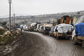 Zivilisten fliehen mit ihren Habseligkeiten aus dem umkämpften Idlib.