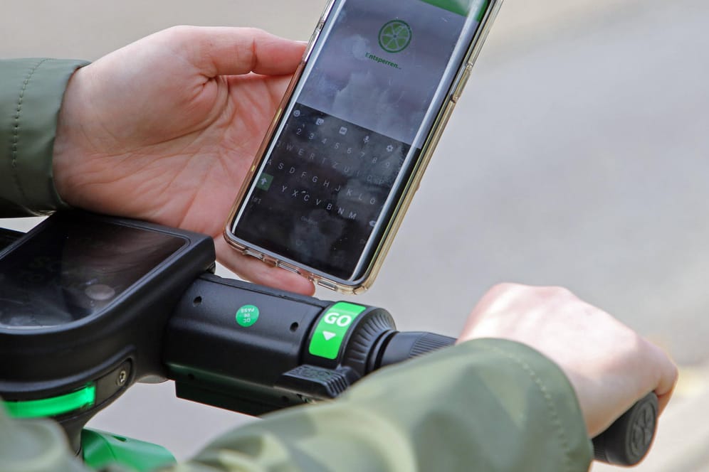 Ein Mann hält sein Smartphone, auf der die "Lime"-App zu sehen ist (Symbolbild): Das Unternehmen will alkoholisierte Fahrer ausbremsen.