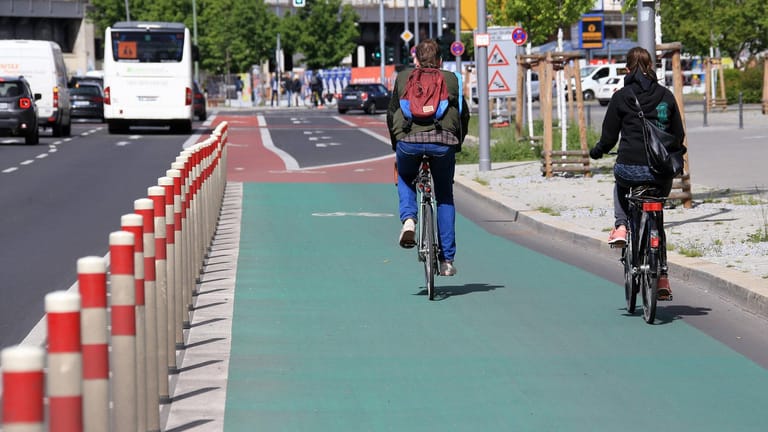 Abgetrennter und farblich unterlegter Fahrradstreifen in Berlin: Der Verkehrssenat will zusätzliche sogenannte "Protected Bike Lanes" einführen.
