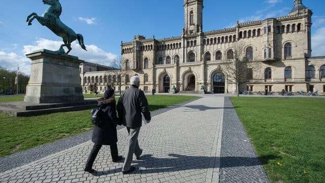 Wer in Niedersachsen oder Bremen studiert, muss für die Semesterbeiträge immer tiefer in die Tasche greifen.