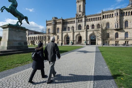 Wer in Niedersachsen oder Bremen studiert, muss für die Semesterbeiträge immer tiefer in die Tasche greifen.