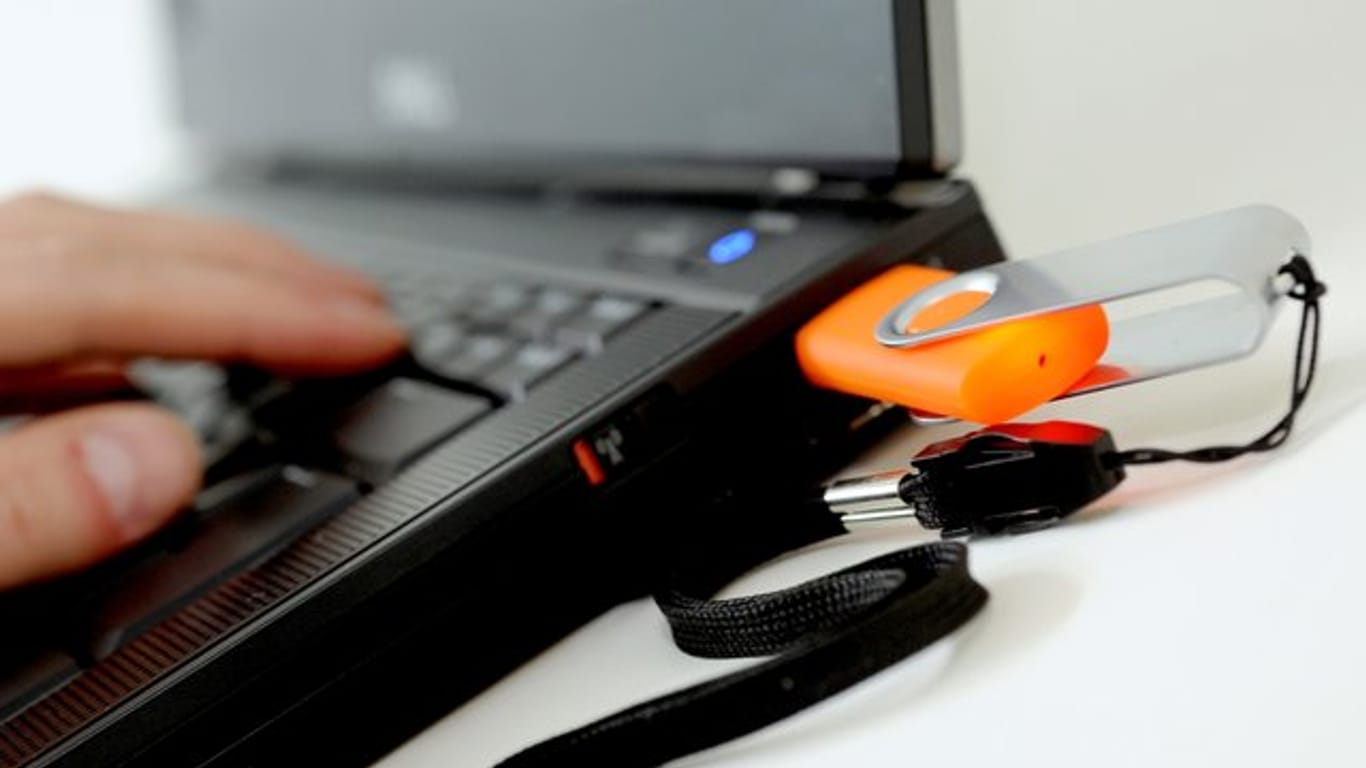 Schwerer Verstoß: Wer Kundendaten stiehlt - zum Beispiel mit einem USB-Stick - muss mit einer Kündigung rechnen.