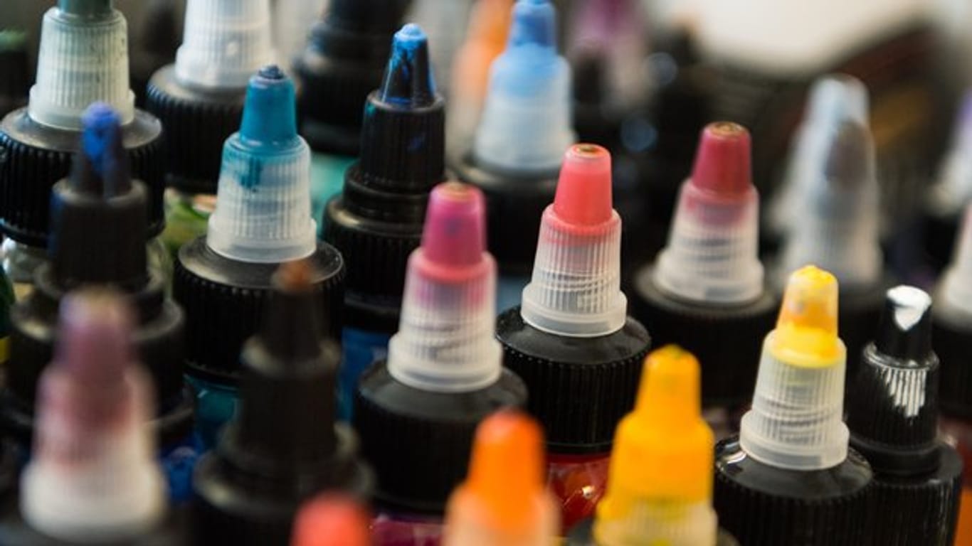 Die Europäische Chemikalienagentur ECHA hält viele Substanzen von Tattoo-Farben für bedenklich - darunter auch die Farbpigmente Blue 15 und Green 7.