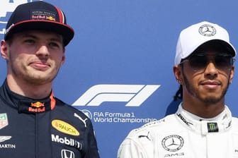 Kampfansagen, wie die von Red-Bull-Pilot Max Verstappen (l), sind für Lewis Hamilton ein "Zeichen von Schwäche".