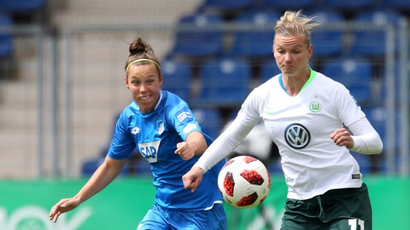Alexandra Popp (r) wünscht sich eine größere Unterstützung des Frauenfußballs durch die Bundesliga-Clubs der Männer.