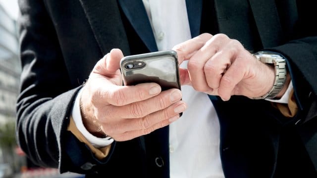 Blackbox Smartphone: Die populärsten Apps bedienen sich am umfangreichsten bei den persönlichen Daten der Nutzerinnen und Nuzter, wie eine Studie zeigt. Blackbox Smartphone: Die populärsten Apps bedienen sich am umfangreichsten bei den persönlichen Daten der Nutzerinnen und Nuzter, wie eine Studie zeigt.