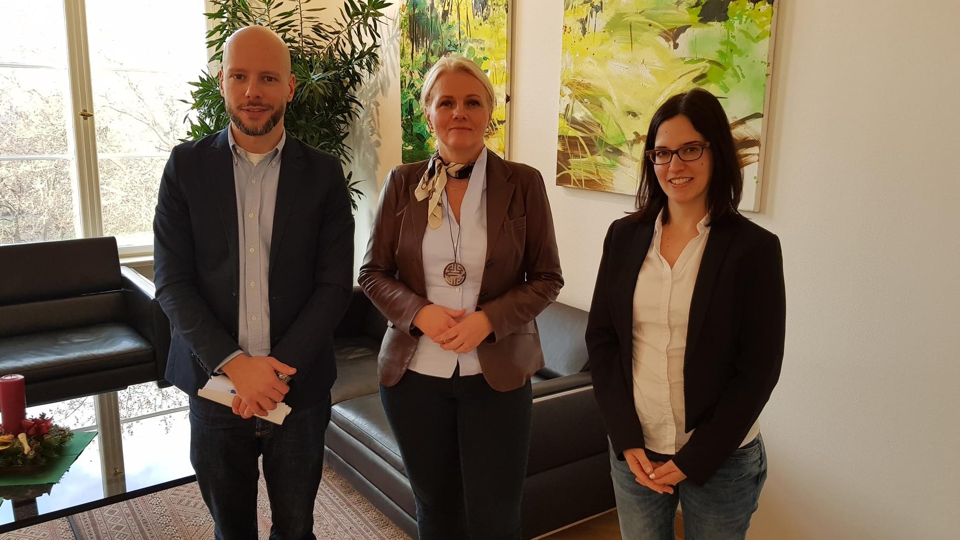 Verkehrssenatorin Regine Günther (Mitte) mit den t-online.de-Redakteuren Markus Abrahamczyk und Madeleine Janssen.