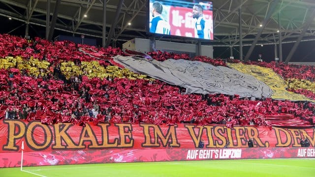 RB Leipzig hat einer Analyse zufolge die drittgrößte Fan-Gemeinschaft in Deutschland. RB Leipzig hat einer Analyse zufolge die drittgrößte Fan-Gemeinschaft in Deutschland.