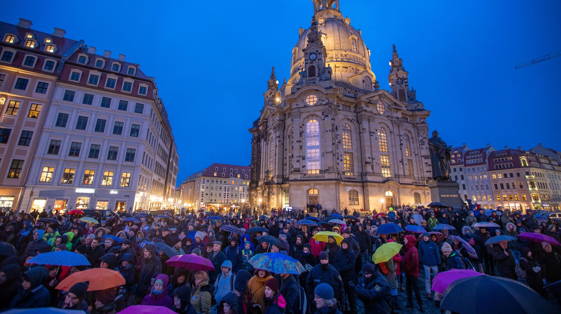 Demonstration vor der Dresdener Frauenkirche: Mit 800 Beamten begegnete die Polizei verschiedenen Demonstrationen und Gegendemonstrationen am Donnerstag.